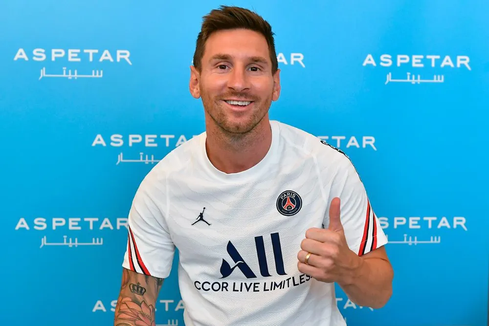 CHÙM ẢNH: Lionel Messi đến PSG ký hợp và ra mắt đội bóng mới  - Ảnh 5.