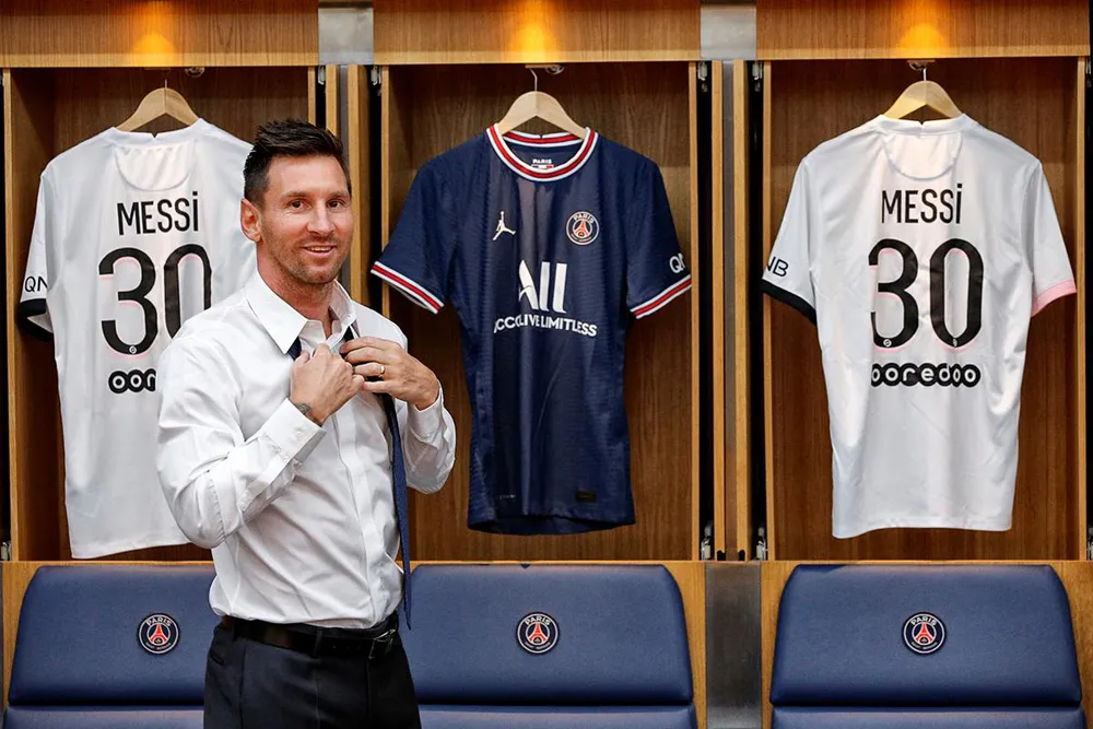 CHÙM ẢNH: Lionel Messi đến PSG ký hợp và ra mắt đội bóng mới  - Ảnh 9.