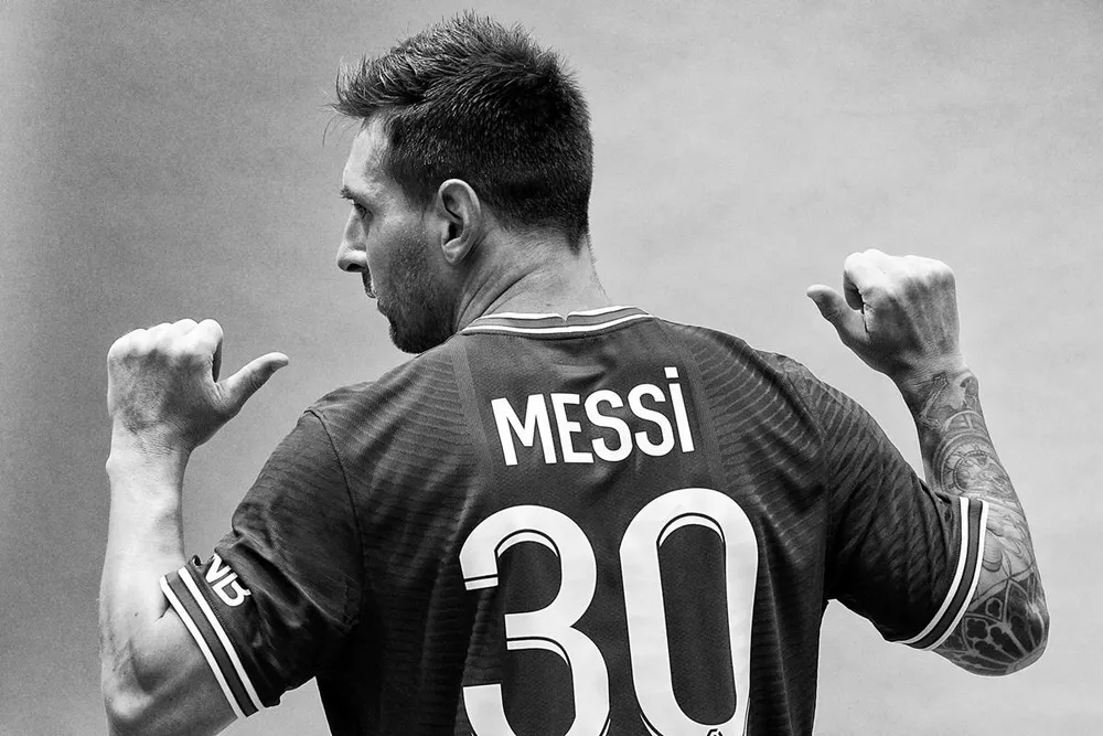 CHÙM ẢNH: Lionel Messi đến PSG ký hợp và ra mắt đội bóng mới  - Ảnh 12.