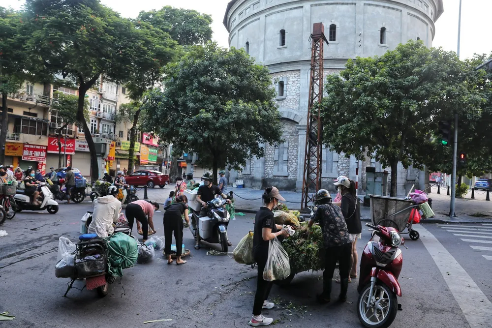 Hà Nội: Họp chợ ngay dưới lòng đường, bất chấp quy định phòng, chống dịch COVID-19 - Ảnh 2.