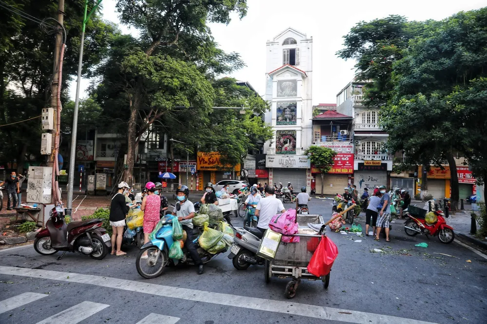 Hà Nội: Họp chợ ngay dưới lòng đường, bất chấp quy định phòng, chống dịch COVID-19 - Ảnh 1.