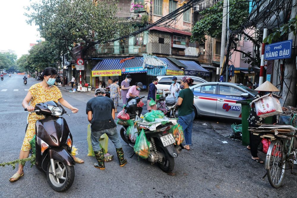 Hà Nội: Họp chợ ngay dưới lòng đường, bất chấp quy định phòng, chống dịch COVID-19 - Ảnh 5.