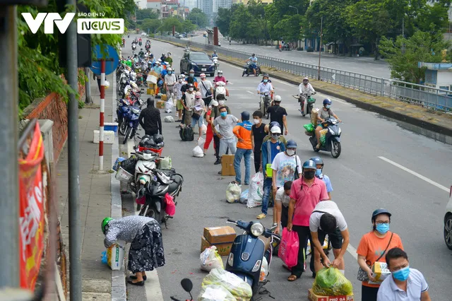 Hàng trăm người dân xếp hàng gửi đồ tiếp tế vào khu vực phong tỏa phường Chương Dương - Ảnh 1.