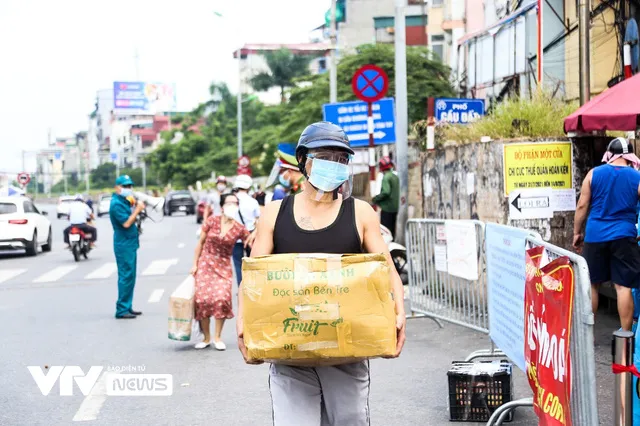 Hàng trăm người dân xếp hàng gửi đồ tiếp tế vào khu vực phong tỏa phường Chương Dương - Ảnh 4.