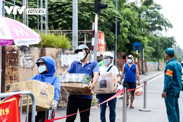 Hàng trăm người dân xếp hàng gửi đồ tiếp tế vào khu vực phong tỏa phường Chương Dương - Ảnh 5.