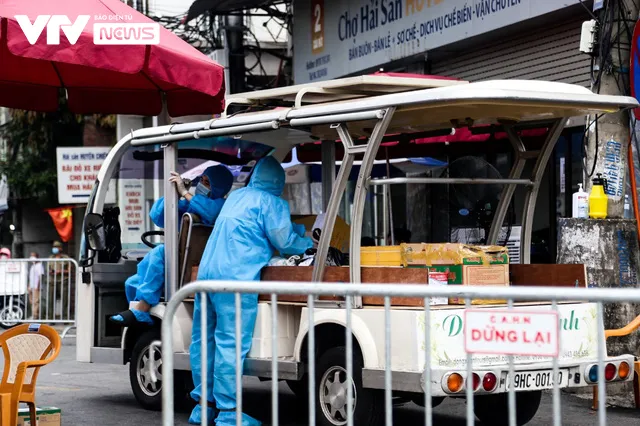 Hàng trăm người dân xếp hàng gửi đồ tiếp tế vào khu vực phong tỏa phường Chương Dương - Ảnh 6.