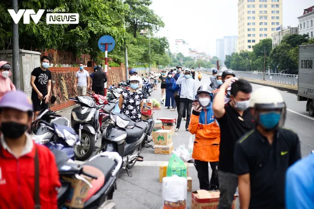 Hàng trăm người dân xếp hàng gửi đồ tiếp tế vào khu vực phong tỏa phường Chương Dương - Ảnh 7.