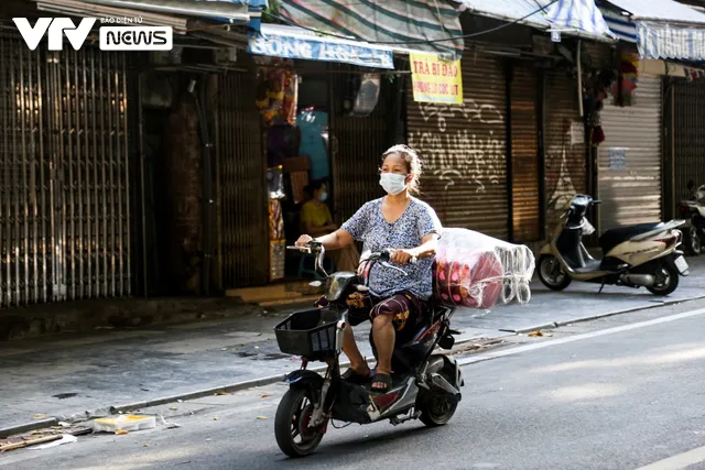 Tiểu thương phố Hàng Mã hé cửa, bỏ then cài buôn bán giữa thời điểm giãn cách xã hội - Ảnh 5.