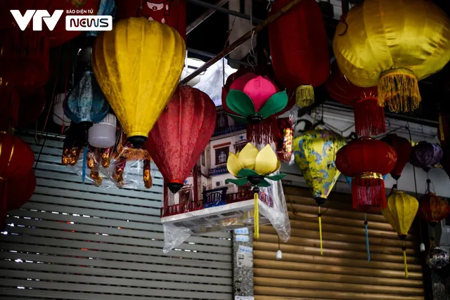 Tiểu thương phố Hàng Mã hé cửa, bỏ then cài buôn bán giữa thời điểm giãn cách xã hội - Ảnh 8.