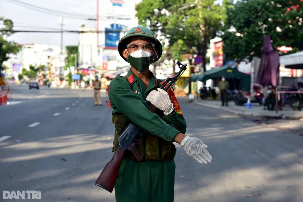 TP Hồ Chí Minh vắng bóng người ngày đầu siết chặt quy định ai ở đâu ở yên đó - Ảnh 1.