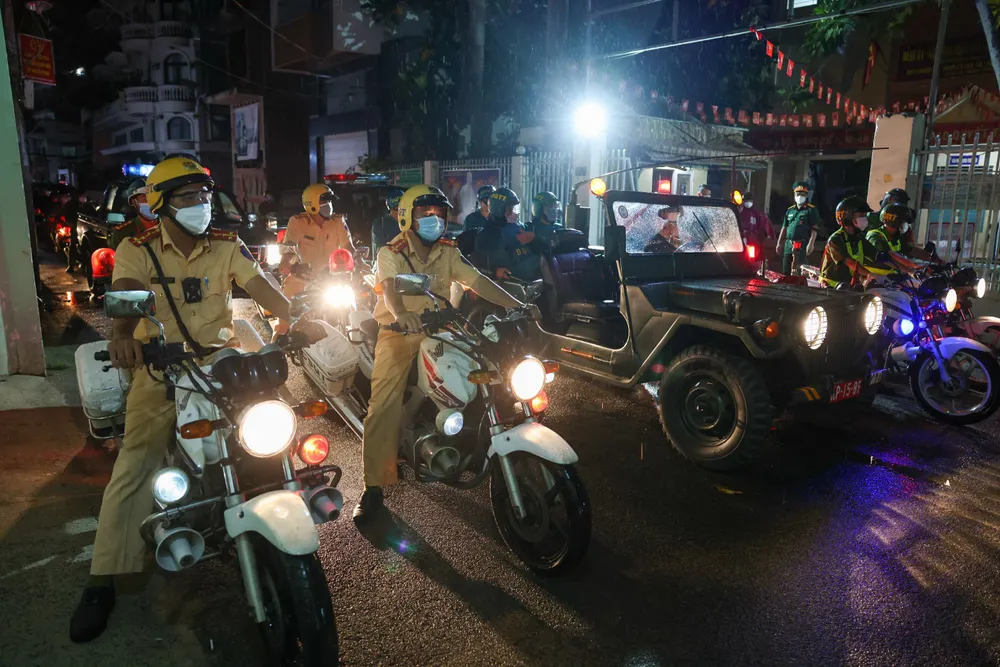 TP Hồ Chí Minh vắng bóng người ngày đầu siết chặt quy định ai ở đâu ở yên đó - Ảnh 28.