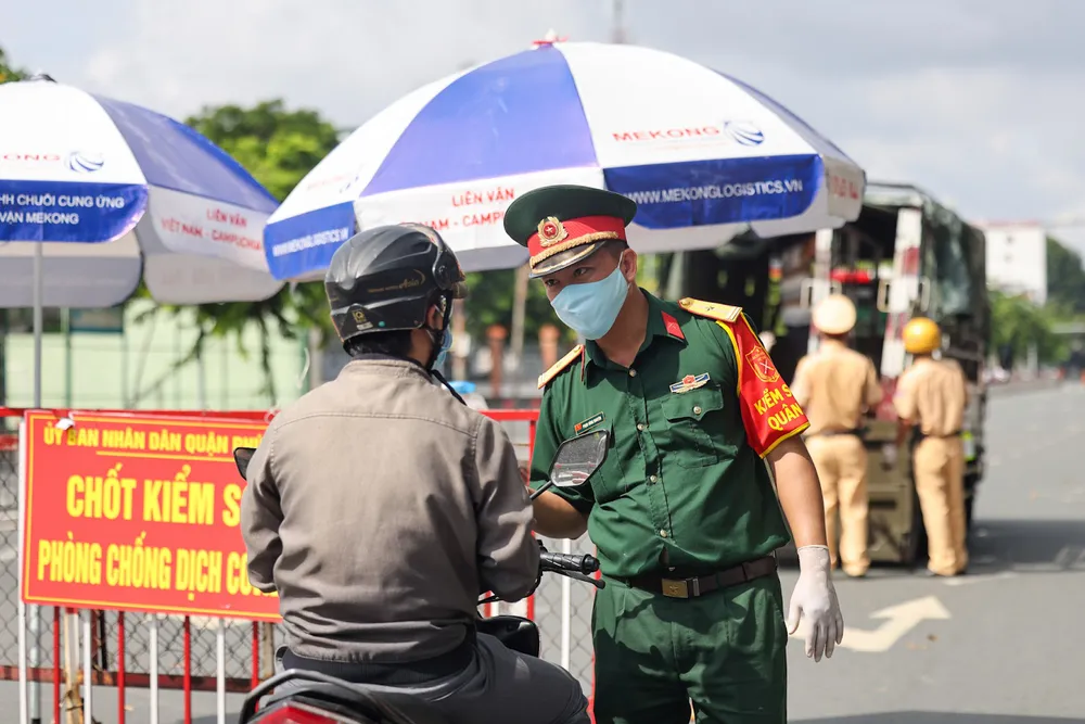 TP Hồ Chí Minh vắng bóng người ngày đầu siết chặt quy định ai ở đâu ở yên đó - Ảnh 24.