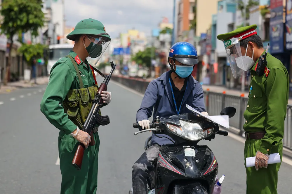 TP Hồ Chí Minh vắng bóng người ngày đầu siết chặt quy định ai ở đâu ở yên đó - Ảnh 25.