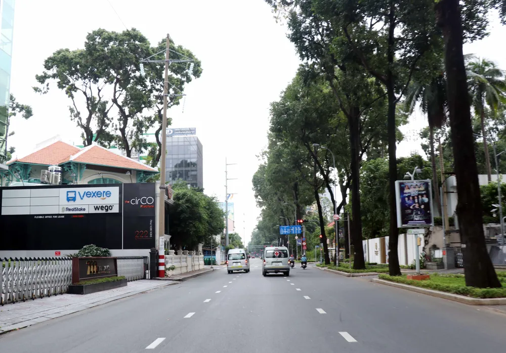 TP Hồ Chí Minh vắng bóng người ngày đầu siết chặt quy định ai ở đâu ở yên đó - Ảnh 17.