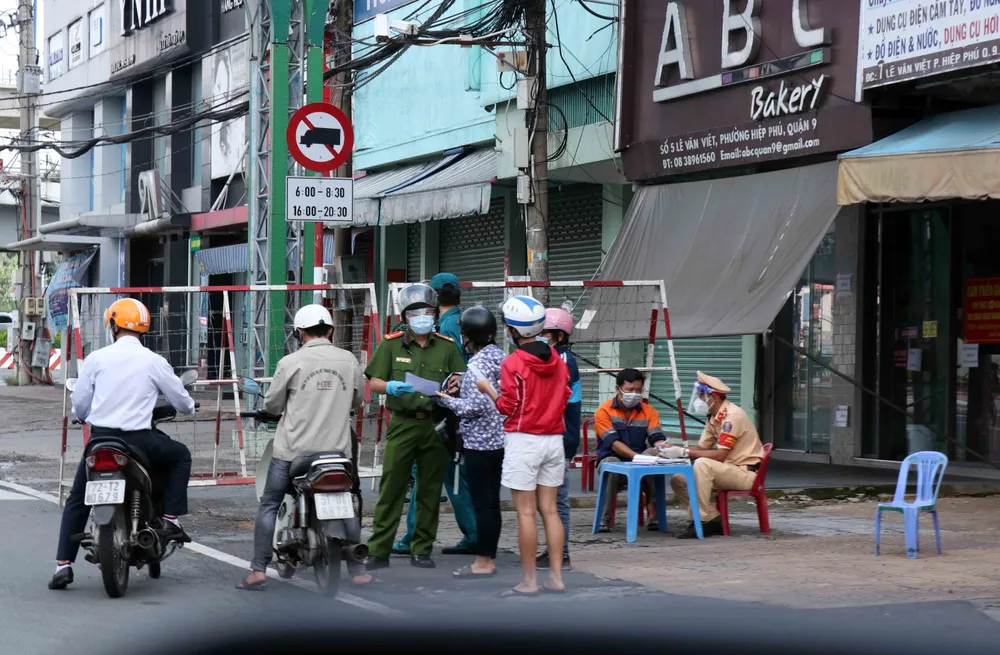 TP Hồ Chí Minh vắng bóng người ngày đầu siết chặt quy định ai ở đâu ở yên đó - Ảnh 14.