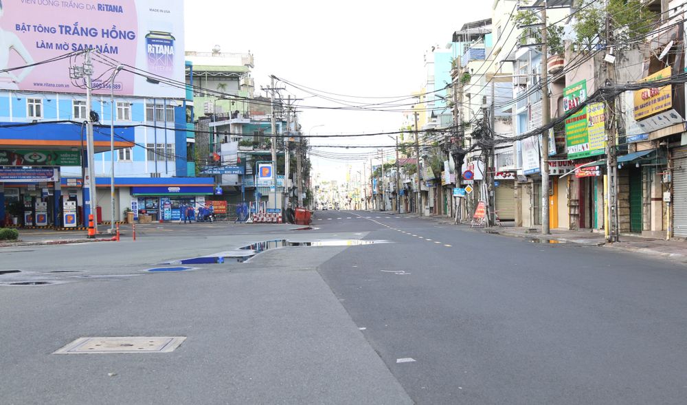 TP Hồ Chí Minh vắng bóng người ngày đầu siết chặt quy định ai ở đâu ở yên đó - Ảnh 12.