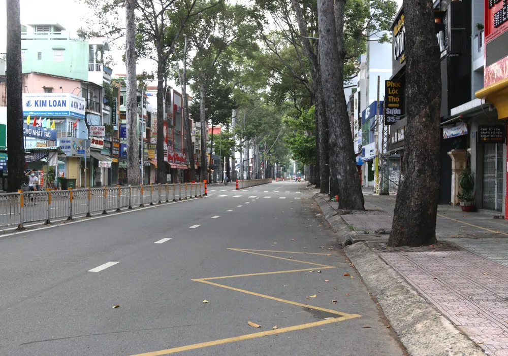 TP Hồ Chí Minh vắng bóng người ngày đầu siết chặt quy định ai ở đâu ở yên đó - Ảnh 10.