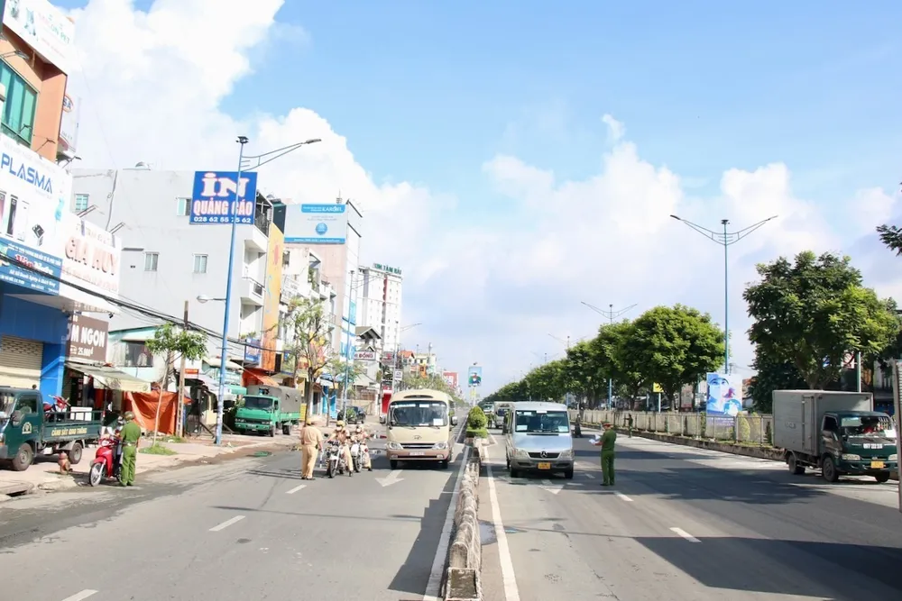 TP Hồ Chí Minh vắng bóng người ngày đầu siết chặt quy định ai ở đâu ở yên đó - Ảnh 6.