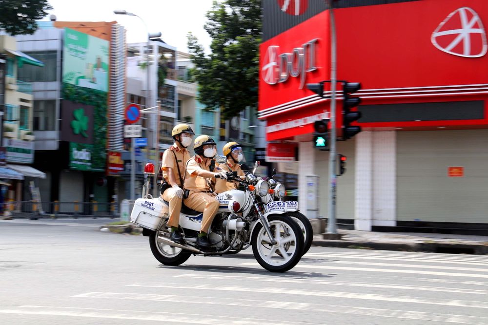 TP Hồ Chí Minh vắng bóng người ngày đầu siết chặt quy định ai ở đâu ở yên đó - Ảnh 7.