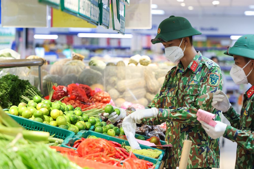 Bộ đội “đi chợ hộ” người dân ở tâm dịch TP Hồ Chí Minh: Người nhễ nhại mồ hôi, người tỉ mỉ check hàng - Ảnh 6.