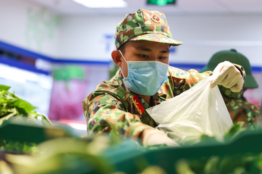 Bộ đội “đi chợ hộ” người dân ở tâm dịch TP Hồ Chí Minh: Người nhễ nhại mồ hôi, người tỉ mỉ check hàng - Ảnh 8.