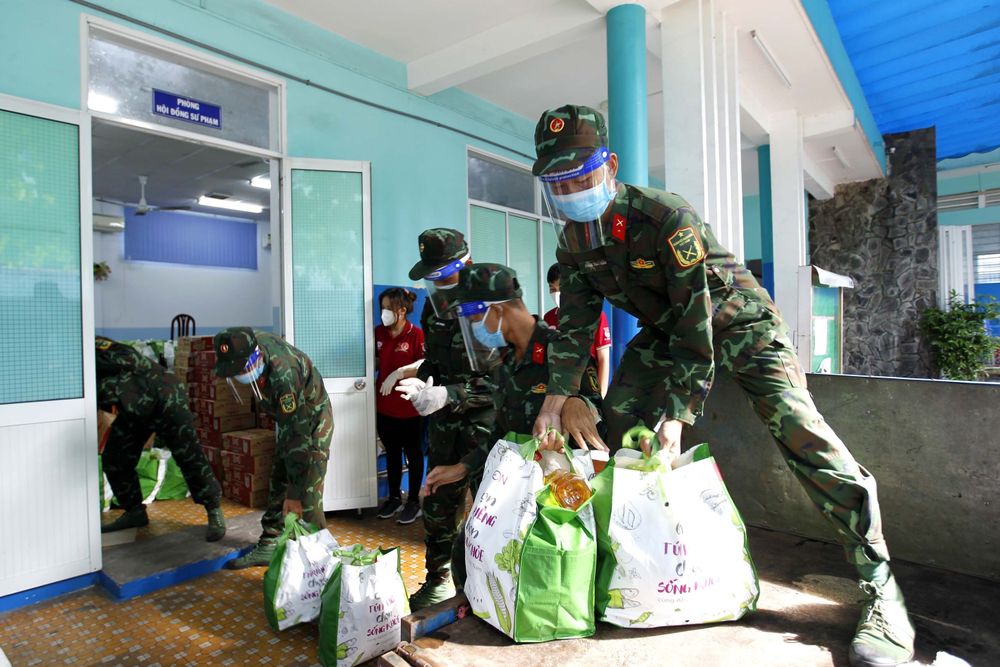 Bộ đội “đi chợ hộ” người dân ở tâm dịch TP Hồ Chí Minh: Người nhễ nhại mồ hôi, người tỉ mỉ check hàng - Ảnh 18.