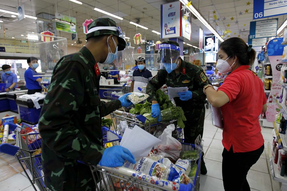 Bộ đội “đi chợ hộ” người dân ở tâm dịch TP Hồ Chí Minh: Người nhễ nhại mồ hôi, người tỉ mỉ check hàng - Ảnh 3.