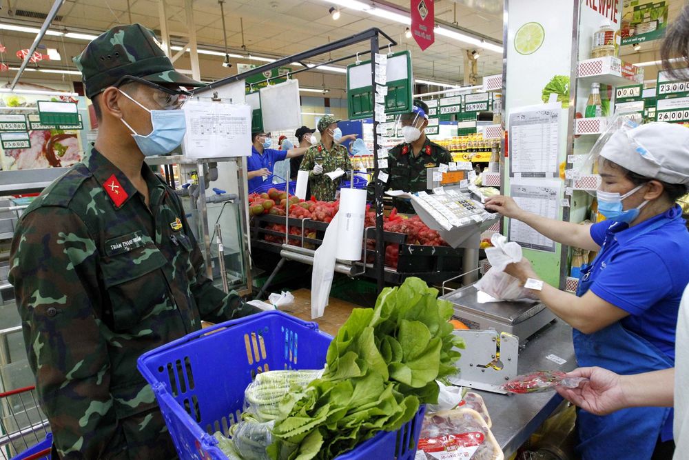 Bộ đội “đi chợ hộ” người dân ở tâm dịch TP Hồ Chí Minh: Người nhễ nhại mồ hôi, người tỉ mỉ check hàng - Ảnh 2.