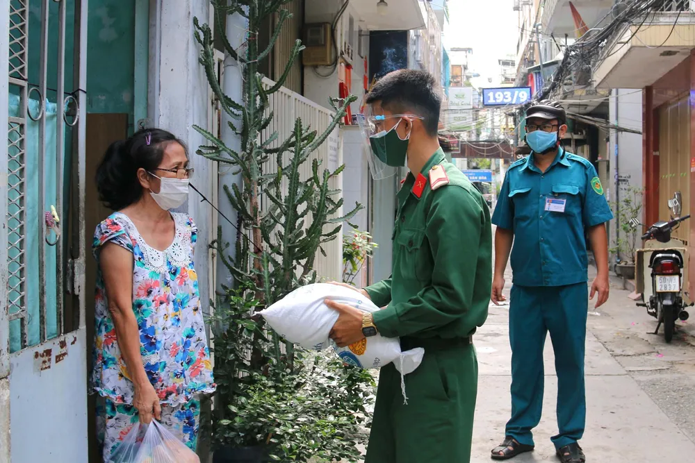 Bộ đội “đi chợ hộ” người dân ở tâm dịch TP Hồ Chí Minh: Người nhễ nhại mồ hôi, người tỉ mỉ check hàng - Ảnh 21.