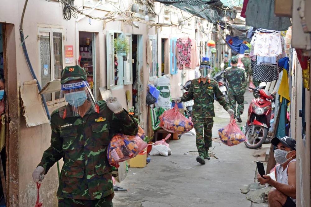 Bộ đội “đi chợ hộ” người dân ở tâm dịch TP Hồ Chí Minh: Người nhễ nhại mồ hôi, người tỉ mỉ check hàng - Ảnh 20.