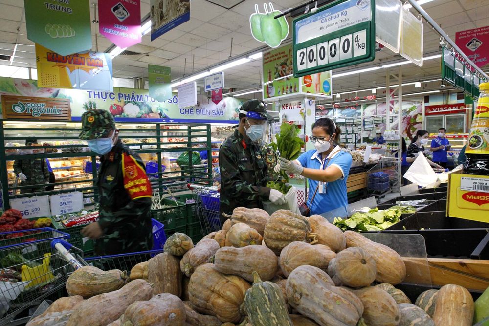 Bộ đội “đi chợ hộ” người dân ở tâm dịch TP Hồ Chí Minh: Người nhễ nhại mồ hôi, người tỉ mỉ check hàng - Ảnh 1.