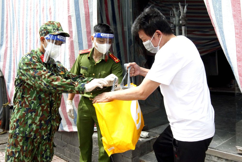 Bộ đội “đi chợ hộ” người dân ở tâm dịch TP Hồ Chí Minh: Người nhễ nhại mồ hôi, người tỉ mỉ check hàng - Ảnh 19.