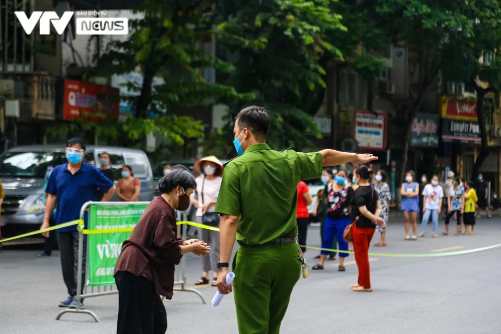 Xét nghiệm cho hàng nghìn người dân sống quanh khu vực chợ Ngọc Hà vì liên quan ca mắc COVID-19 - Ảnh 10.