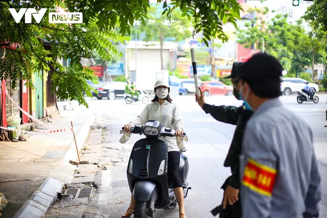 6 tổ công tác đặc biệt của Hà Nội ra quân, xử lý nhiều người vi phạm, né chốt - Ảnh 4.