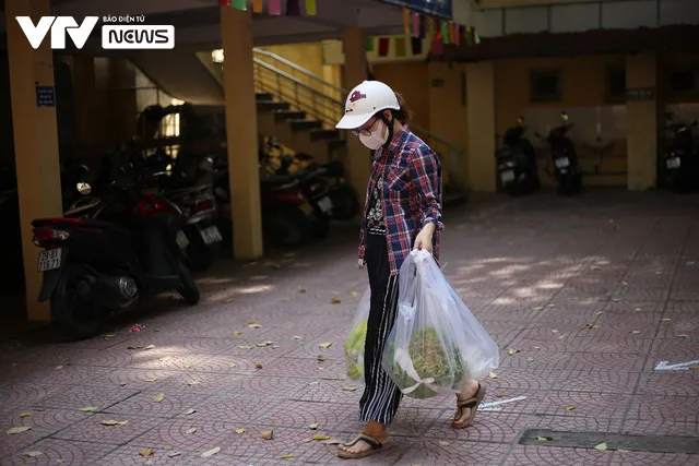 “Siêu thị lưu động phục vụ người dân Hà Nội trong thời điểm giãn cách - Ảnh 9.