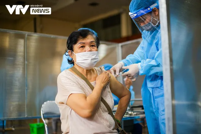 Sự chuyên nghiệp và ngăn nắp bên trong cơ sở tiêm vaccine COVID-19 tại Hà Nội - Ảnh 2.