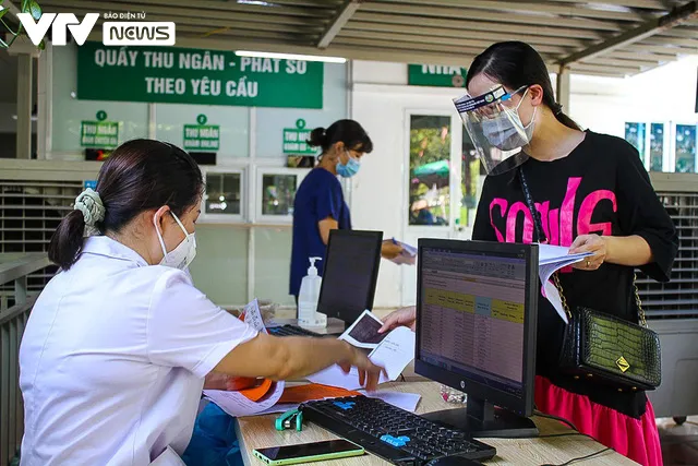 Hàng ngàn phụ nữ mang thai đi tiêm phòng vaccine COVID-19 ở Hà Nội - Ảnh 3.