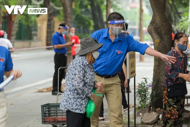 Hoa hậu Đỗ Thị Hà, Lương Thùy Linh cùng Siêu thị 0 đồng hỗ trợ nhu yếu phẩm cho người khó khăn - Ảnh 1.