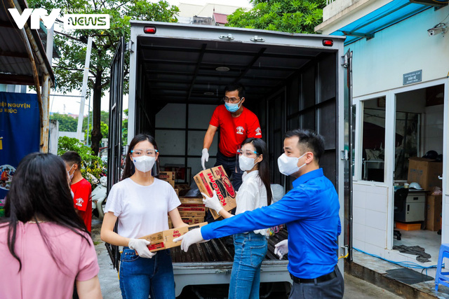 Hoa hậu Đỗ Thị Hà, Lương Thùy Linh cùng Siêu thị 0 đồng hỗ trợ nhu yếu phẩm cho người khó khăn - Ảnh 3.