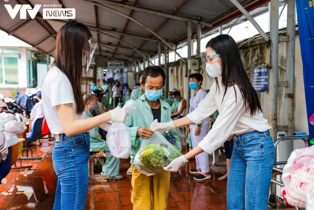 Hoa hậu Đỗ Thị Hà, Lương Thùy Linh cùng Siêu thị 0 đồng hỗ trợ nhu yếu phẩm cho người khó khăn - Ảnh 4.