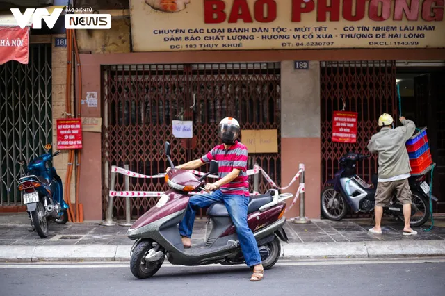 Hà Nội: Tạm đóng cửa tiệm bánh trung thu Bảo Phương vì để khách chen lấn - Ảnh 4.