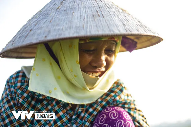 Nụ cười đồng áng lại nở trên những ruộng rau tại Hà Nội sau nới lỏng giãn cách - Ảnh 8.