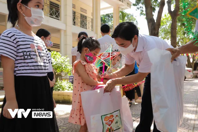 “Tết Trung thu - Tết của sẻ chia” mang yêu thương trao gửi bệnh nhi - Ảnh 13.