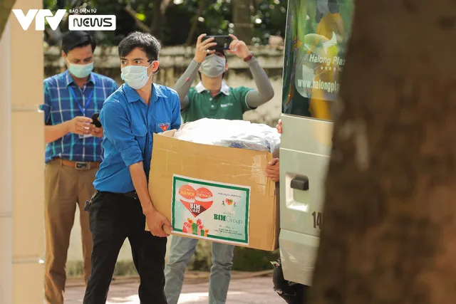 “Tết Trung thu - Tết của sẻ chia” mang yêu thương trao gửi bệnh nhi - Ảnh 14.