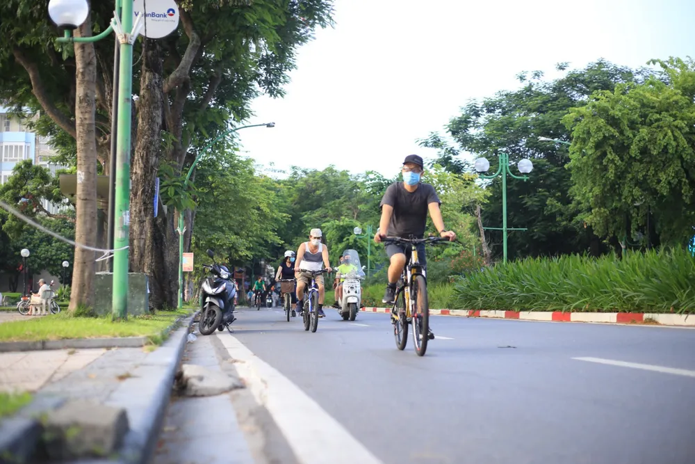 Người Hà Nội lại... hồ hởi đi tập thể dục buổi sáng - Ảnh 2.