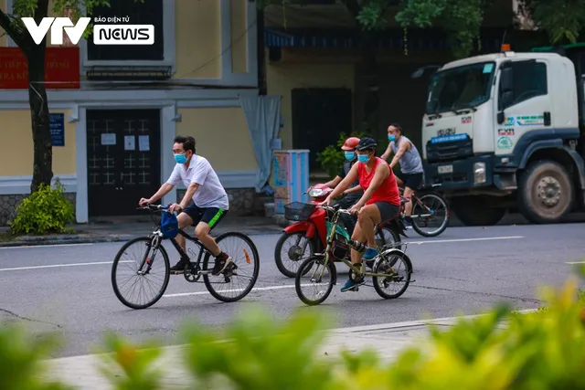 Hơn 2 tháng bó gối, người dân Hà Nội phấn khởi ra đường tập thể dục trở lại - Ảnh 11.