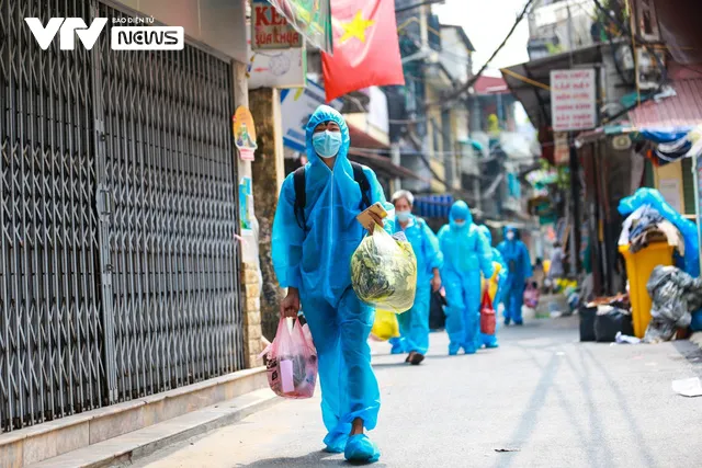 Dỡ niêm phong sau 1 tháng, hàng nghìn người dân Thanh Xuân Trung tay xách nách mang trở về nhà - Ảnh 5.