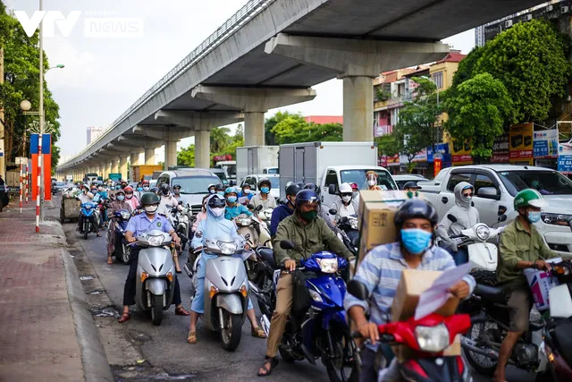 Hà Nội: Tăng cường lực lượng chức năng, tránh ùn tắc tại điểm “nóng” giao thông - Ảnh 3.