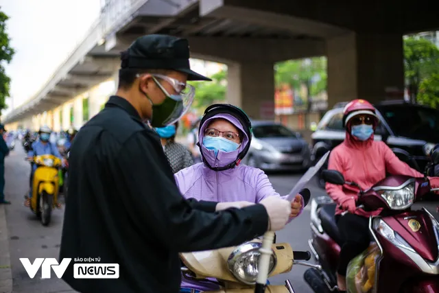 Hà Nội: Tăng cường lực lượng chức năng, tránh ùn tắc tại điểm “nóng” giao thông - Ảnh 7.