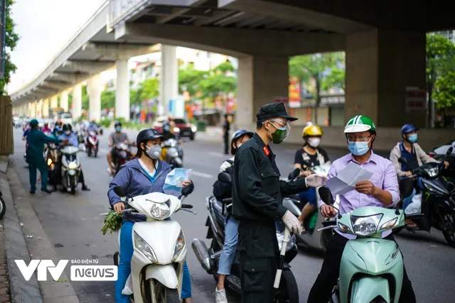 Hà Nội: Tăng cường lực lượng chức năng, tránh ùn tắc tại điểm “nóng” giao thông - Ảnh 10.